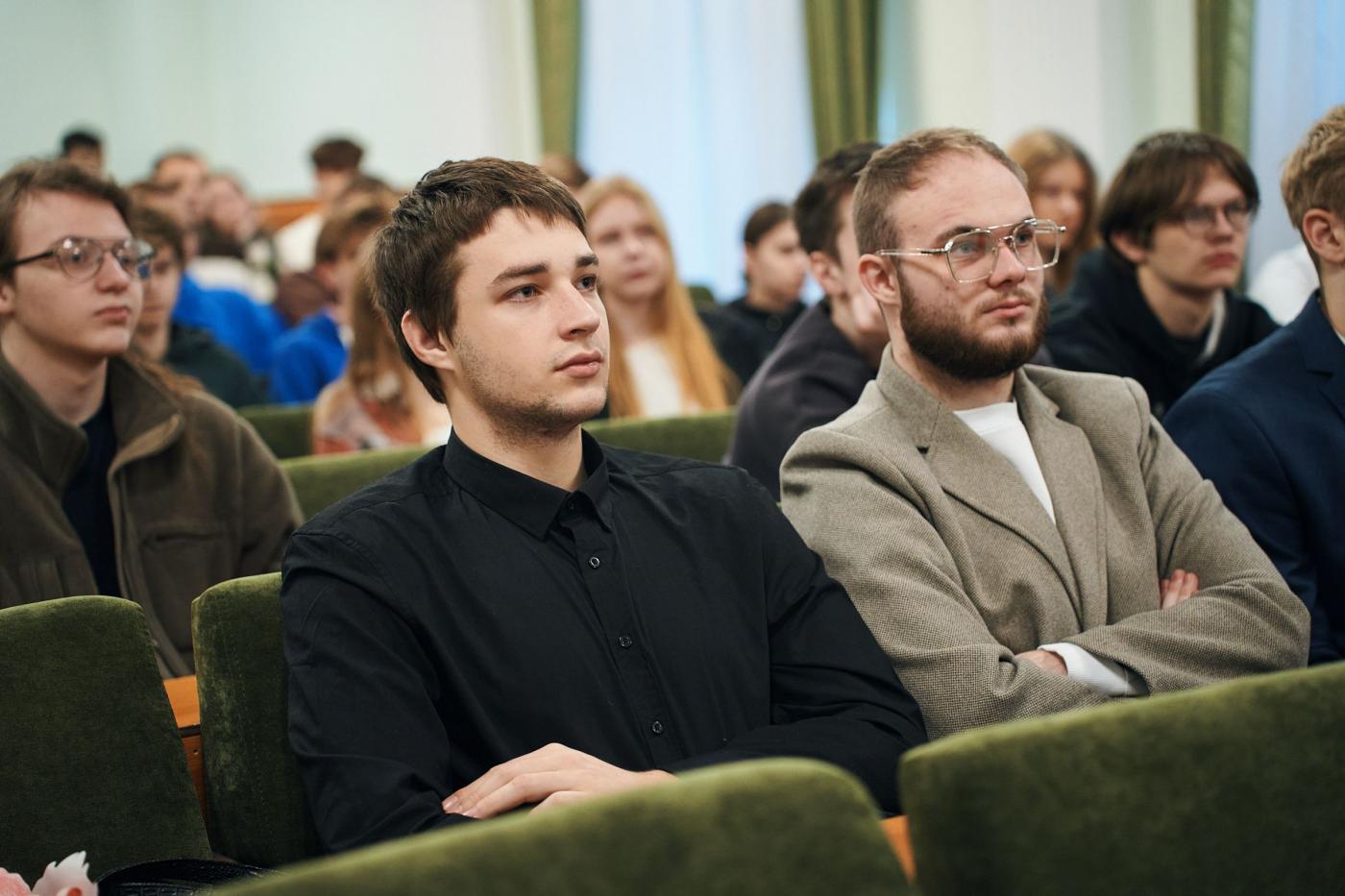 Диалог о личной свободе и смыслах. Преподаватель духовной семинарии встретился со студентами БНТУ